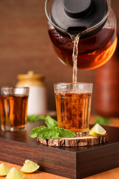 fotografii de stoc, fotografii și imagini scutite de redevențe cu ceai de tei , turnarea ceai negru chai băutură tradițională cu condimente de lămâie kerala india. - coriander seed