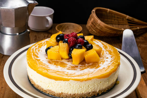vista della deliziosa cheesecake al mango fatta in casa. - fruit table bamboo black foto e immagini stock