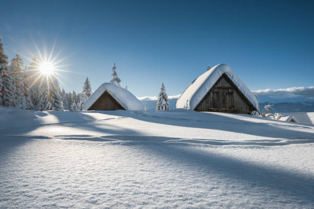 condizioni invernali idilliache - mountain chalet foto e immagini stock