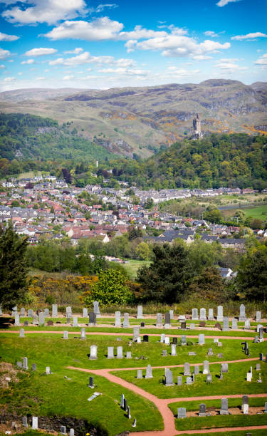 uma vista da cidade de stirling e wallace monument à distância, escócia, reino unido - cemetery celtic cross celtic culture chapel - fotografias e filmes do acervo