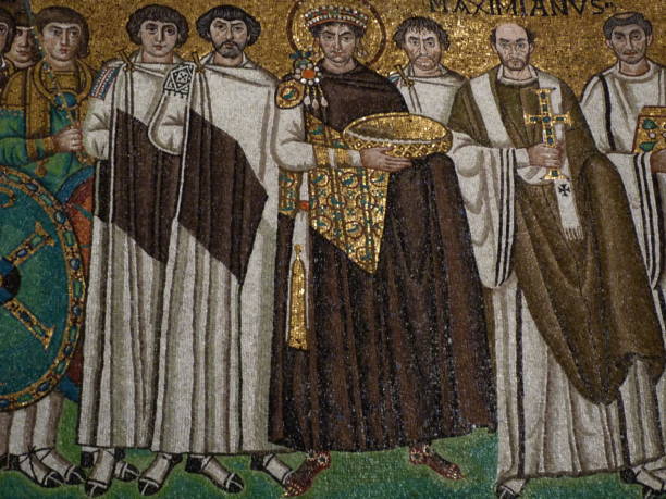 justiniano e sua corte, mosaicos na basílica de san vitale, ravenna, itália - san vitale basilica - fotografias e filmes do acervo