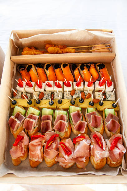 snack gastronomique dans une boîte en carton pour buffet de restauration pour la fête. - box lunch photos et images de collection