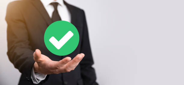 Hand holds green icon Check mark,Check Mark Sign, Tick Icon,right sign,circle green checkmark button,Done.On grey background.Banner.Copy space.Place for text la mano sostiene el icono verde marca de verificación, signo de marca de verificación, icono de marca de verificación, signo derecho, botón de marca de verificación verde círculo, fondo gris done.on. banner.copy espacio. lugar para el texto.