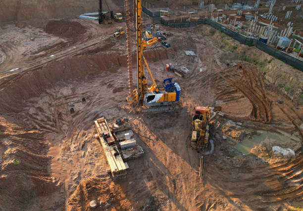 máquina de fundação profunda. plataforma de perfuração e motorista de pilha no canteiro de obras. - mining drill geotechnical borehole - fotografias e filmes do acervo