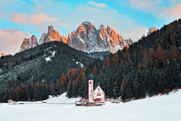 picos odle en el valle de villnöss, dolomitas, italia - ski resort hut snow winter fotografías e imágenes de stock