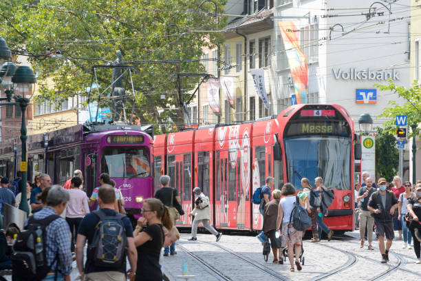 фрайбург-им-брайсгау, город, летний день - freiburg im breisgau стоковые фото и изображения