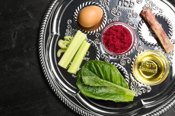 블랙 테이블, 상단 보기에 유월절 세더 플레이트 (keara) 페사 축하 - passover judaism seder seder plate 뉴스 사진 이미지