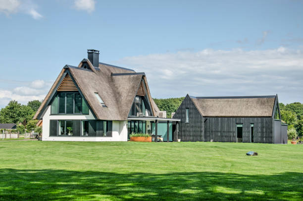 villa moderna en un césped meticuloso - thatched roof fotografías e imágenes de stock
