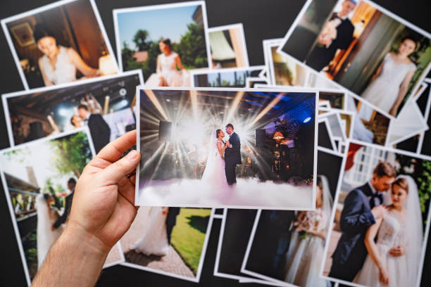 hands lay out wedding photos. the result of the photographer's work at wedding. - print fotos stockfoto's en -beelden