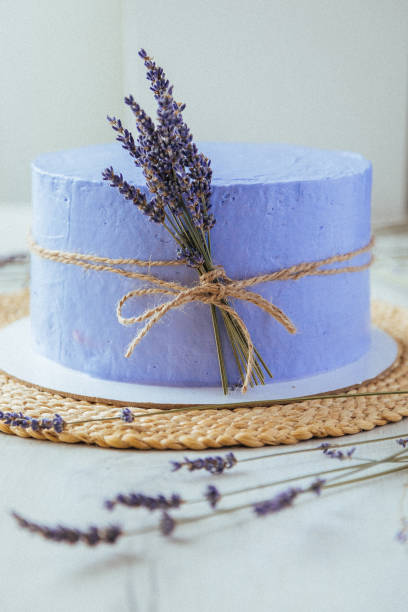 bolo de lavanda - gateaux cake birthday decorating - fotografias e filmes do acervo