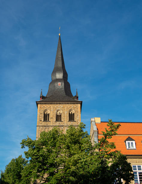 kirchturm in der altstadt von ratingen - ratingen stock-fotos und bilder