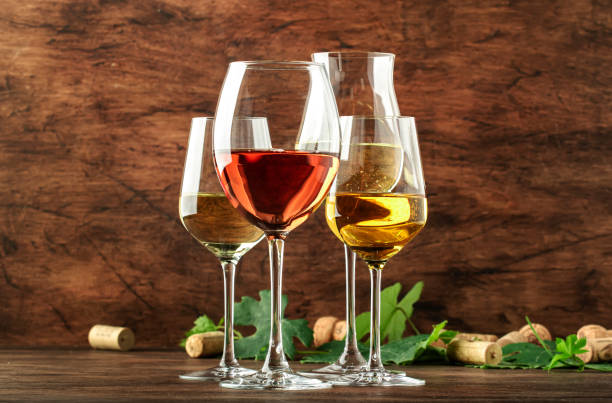 vin blanc. dégustation de vin, les variétés les plus populaires de vins blancs dans des verres à vin sur table en bois vintage dans un style rustique, accent sélectif - gewurztraminer photos et images de collection