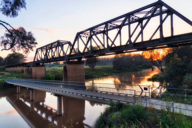 dubbo river railway puente lado sol - railway bridge fotografías e imágenes de stock