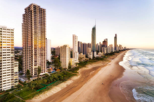 istock Surf paradise low to north dawn 1336664608