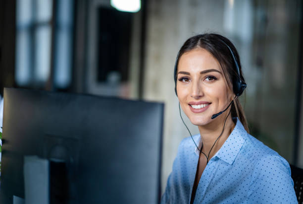 미소로 통화에 응답 - female customer service representative looking at camera technology 뉴스 사진 이미지