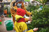 vater-und-sohn-w%C3%A4hlen-weihnachtsbau