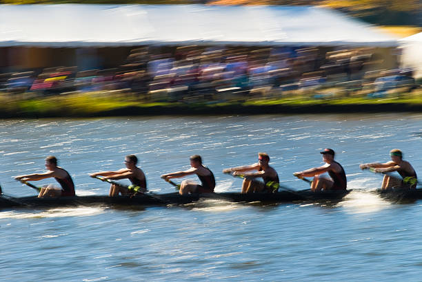 lavoro di squadra - sporting position vitality blurred motion strength foto e immagini stock