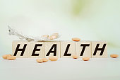 gesundheitstext-auf-holzhintergrund-mit-verstreuten-medikamentenpillen.jpg?b=1&s=170x170&k=20&c=8mwcvI71BGpY-tfYlKW9LvTcvS5T23ztA-uo7Qh91f4=