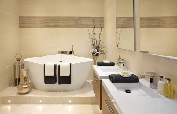 bagno elegantemente vestito - sink bathroom pedestal tile foto e immagini stock