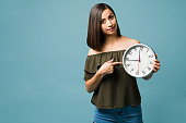 gestresste-frau-die-die-zeit-sagt.jpg?b=1&s=170x170&k=20&c=oj2kECVG6VzKxR0MBViozKsVWQGstr1O-gn2fG7EiTA=