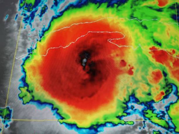 furacão ida ganha força no caribe ao sul de cuba - color enhanced - fotografias e filmes do acervo