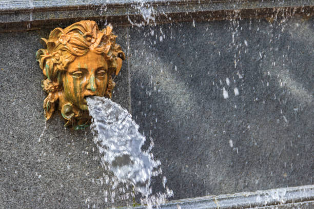 fragment de fontaine cascade du lion dans le parc inférieur de peterhof à saint-pétersbourg, russie - macro column marble luxury photos et images de collection