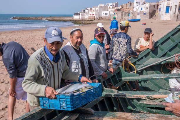 rybacy wokół łodzi w tyficie - rowboat fishing africa fishing industry zdjęcia i obrazy z banku zdjęć