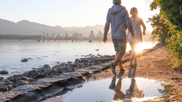 la coppia ama camminare lungo il sentiero costiero - perfection nature balance stone foto e immagini stock