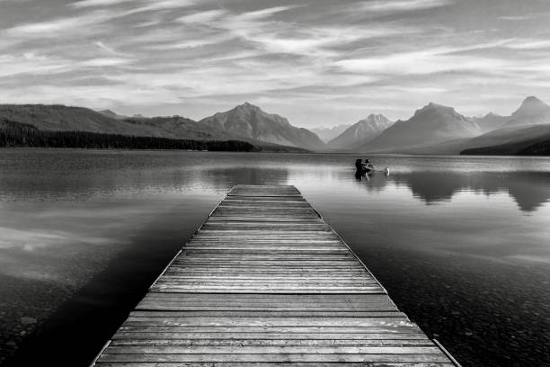 guardando oltre il lago mcdonald da apgar al glacier national park nel montana, usa - montana mountain us glacier national park lake foto e immagini stock