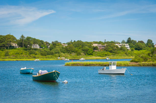 пришвартованный в мельничном пруду - august cape cod massachusetts new england стоковые фото и изображения