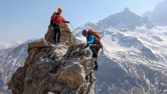 Pareja de montañistas se apresura a la cumbre juntos photo