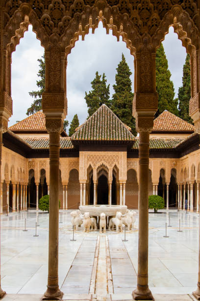 terrasse der löwen in der alhambra - ancient arabic style arch architecture stock-fotos und bilder