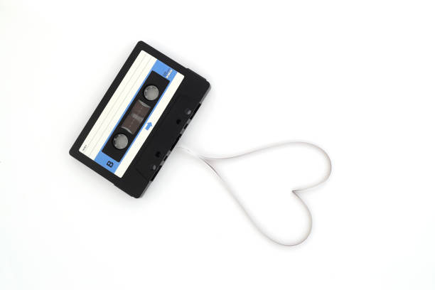 retro audio stereo mono cassate blu con nastro magnetico a forma di cuore. vista dall'alto alla cassete su sfondo bianco. - turkish culture audio foto e immagini stock
