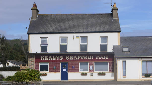 kealys seafood bar greencastle harbour donegal irland - open country stock-fotos und bilder