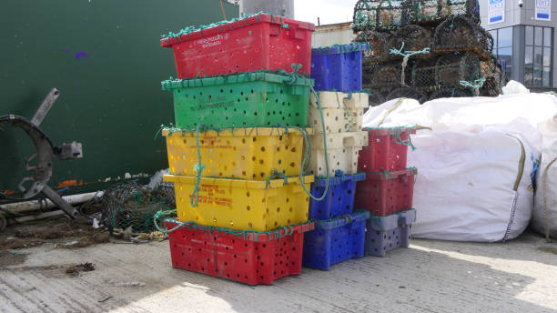 hummertöpfe fischerboote und ausrüstung in greencastle harbour co donegal - open country stock-fotos und bilder