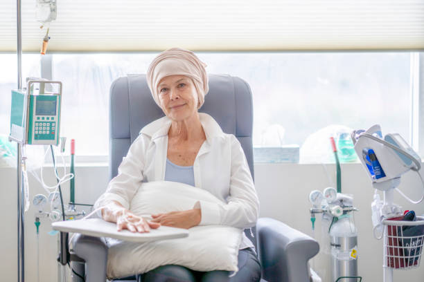 portrait of a senior woman with cancer during chemotherapy treatment - cancer chemotherapy drug patient women imagens e fotografias de stock