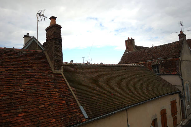 stara wieś płaskie dachy wyłożone dachówką clamecy nièvre bourgogne-franche-comté - television aerial roof antenna city zdjęcia i obrazy z banku zdjęć