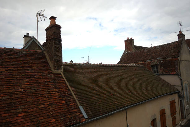 old village flat tiled roofs clamecy nièvre bourgogne-franche-comté - television aerial roof antenna city imagens e fotografias de stock