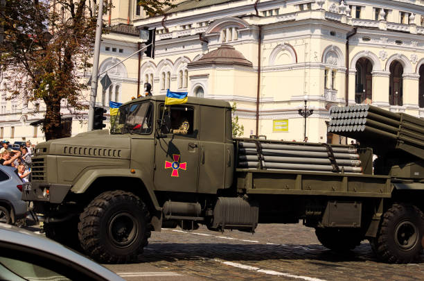 ウクライナの30年独立記念日。ウクライナ軍の軍用車両がパレードに参加します。バスティオン-02-ウクライナの複数の打ち上げロケットシステムは、krazトラックに基づいています - mlrs ストックフォトと画像