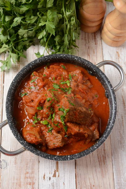 ensopado de carne de boi. vista aérea de carne bovina assada ensopada ao molho de tomate com ervas - chunky heels - fotografias e filmes do acervo