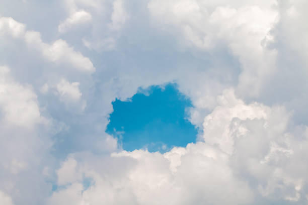 ciel plein de nuages avec des trous - ozone layer photos et images de collection