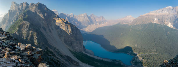 vista inusual del famoso lago morraine, parque nacional banff, alberta canadá - torre de babel fotografías e imágenes de stock