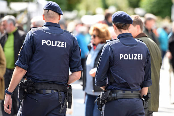 police officers - áustria alta imagens e fotografias de stock