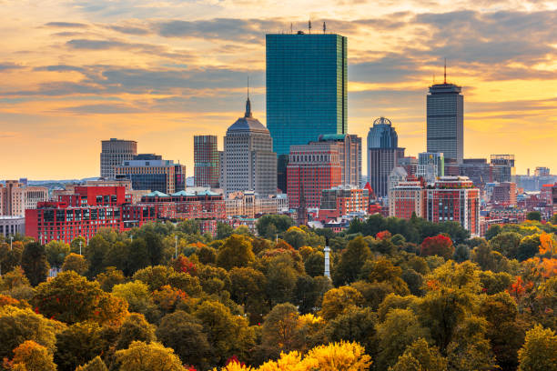 ボストン、マサチューセッツ州、ボストンコモン上の米国のスカイライン - boston skyline new england urban scene ストックフォトと画像