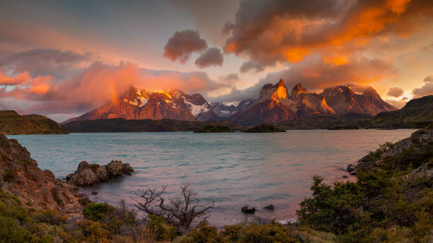 озеро пехо и пики куэрнос утром, национальный парк торрес-дель-пайне, чили - patagonian andes стоковые фото и изображения