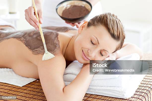 Mujer Tranquila Disfrutando De Un Tratamiento De Barro De La Piel Foto de stock y más banco de imágenes de Vista posterior