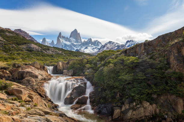 cascate di fitz roy e monte fitz roy - argentina patagonia andes landscape foto e immagini stock