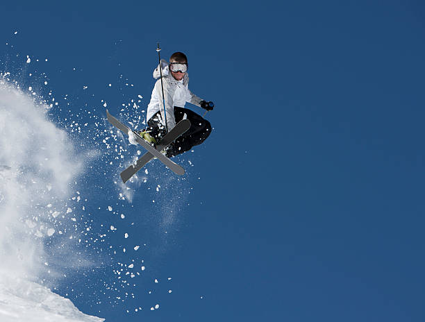 лыжный прыжок - powder snow skiing agility jumping стоковые фото и изображения