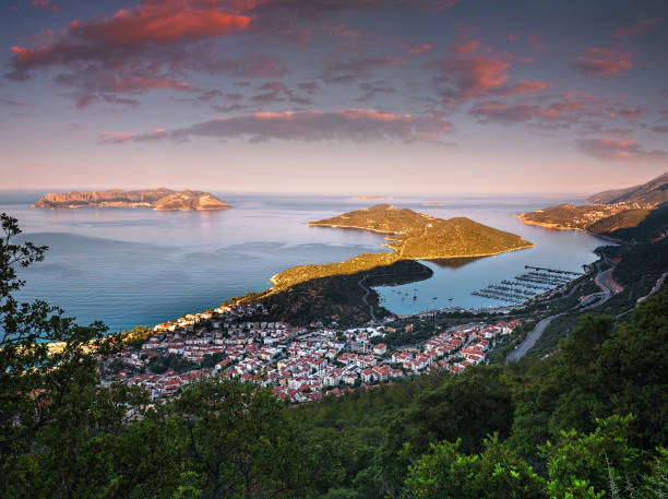 vue panoramique imprenable sur la station balnéaire de kas et la côte turquoise du haut de la montagne au lever du soleil. kas est une petite ville de pêche, de plongée, de yachting et de tourisme. antalya. turquie. - kas photos et images de collection