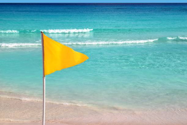 señal de indicación meteorológica de bandera amarilla de la playa - 3629 fotografías e imágenes de stock
